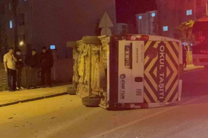 Otomobilin çarptığı işçi servisi yan yattı: 7 yaralı

