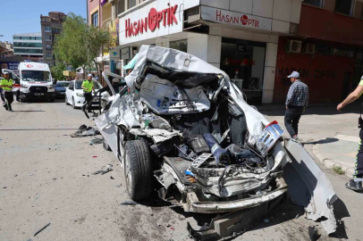 Freni patlayan kamyon caddeyi savaş alanına çevirdi: 10 araç zarar gördü, 5 yaralı
