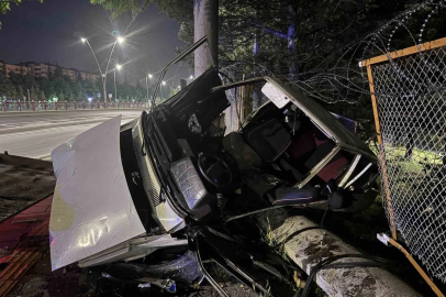 Kayseri’de kontrolden çıkan otomobil bahçeye uçtu: 3 yaralı
