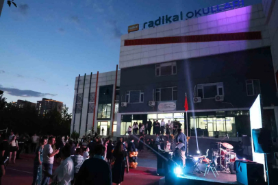 (Düzeltme) Diyarbakır’da 8’inci sınıf öğrencileri kep attı

