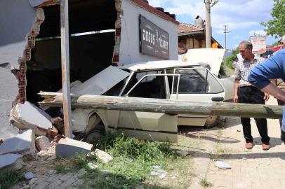 Yaşlı karı koca duvara çarpan otomobilde can verdi

