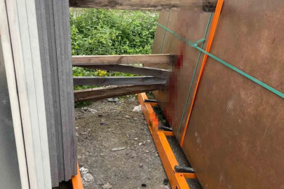 Mermer blokların arasında kalan işçi ağır yaralandı
