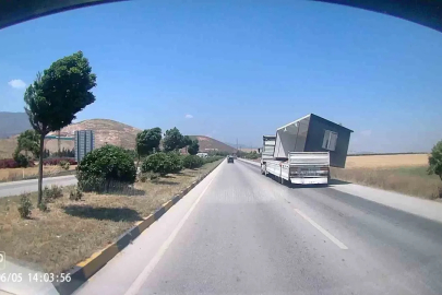 Fırtınanın, tırda taşınan konteyneri uçurduğu anlar kamerada

