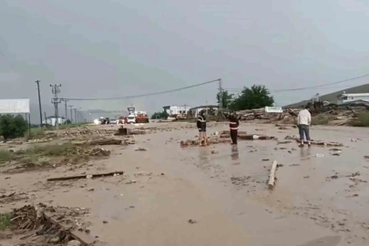 Elazığ-Tunceli yolu sel nedeniyle ulaşıma kapandı
