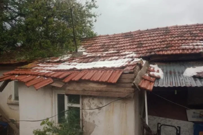 Aşırı sağanak yağış müstakil evin çatısına zarar verdi
