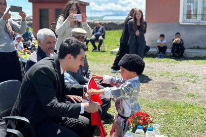 Kars’ta köy ilkokulunda yıl sonu coşkusu
