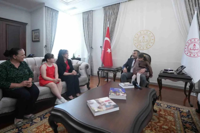 İhlas Haber Ajansı’nın haberiyle tüm Türkiye’nin tanıdığı görme engelli küçük müzisyen Nil, Milli Eğitim Bakanı Tekin’in ziyaret etti
