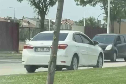 Ters şeritten giden otomobil, trafiği böyle kilitledi
