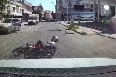 Motosikletin otomobile çarpma anı araç kamerasında
