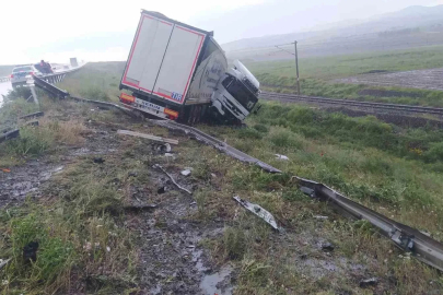Yağmur kazaya neden oldu, sürücü yaralandı
