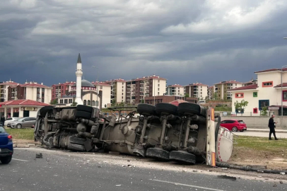 Silobas ile otomobil çarpıştı: 2 yaralı
