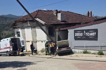 Deponun duvarına çarpan otomobildeki yaşlı karı koca hayatını kaybetti

