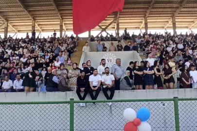 Devrek’te Üniversite öğrencileri mezuniyetlerini kep atarak kutladılar
