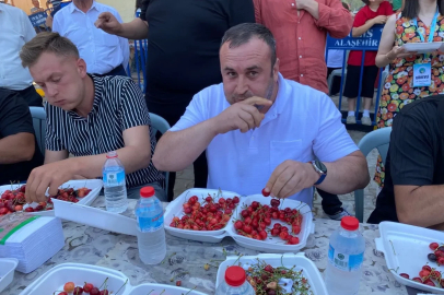 Manisa’da düzenlenen Kiraz Festivali’nde Kiraz Yeme Yarışması renkli görüntülere sahne oldu
