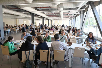 Anadolu Üniversitesi mezunları yıllar sonra aynı kampüste buluştu
