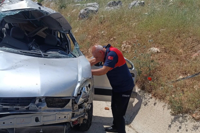 Hafif ticari araç takla attı: 1 ölü, 1 yaralı
