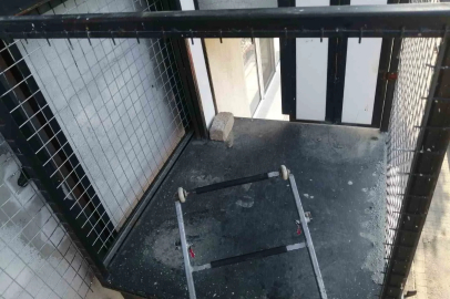 Asansörde mahsur kalan yaşlı kadın kendini kurtaranlara ve devlete bol bol dua etti
