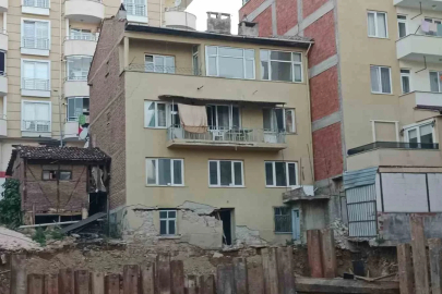 Bilecik’te temel kazısı yapılan sokağın yanındaki 3 katlı bina tahliye edildi
