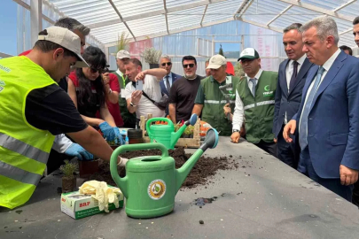 Ekrandan toprağa: İzmir’de gençler için ’Doğal Yaşam Köyü’ kuruldu
