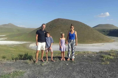 Hollandalı aile Meke Gölü ve Acıgöl’e hayran kaldı
