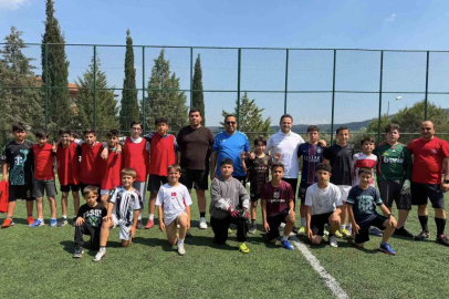 Halı sahada öğrenciler öğretmenlerle bir araya geldi
