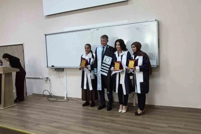 Iğdır Üniversitesi, Türk Dili ve Edebiyatı bölümü mezunlarını plaket ve belgelerle uğurladı
