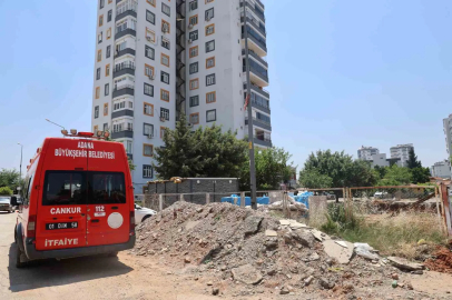 Belediye itfaiye binası için apartmanın istinat duvarını yıktı

