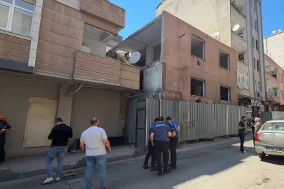 Küçükçekmece’de yıkım sırasında çöken duvarın altında kalan 3 işçi yaralandı
