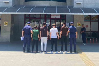 Irmaktaki teknenin kapısını kırıp içeride buldukları alkollerle alem yaptılar
