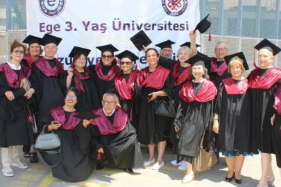 Ege Üniversitesinde 3. Yaş Üniversitesinin 140 çınarı diplomalarını aldı

