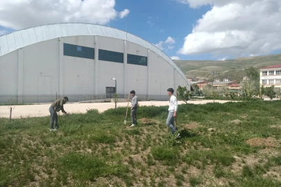 Bayburt’ta öğrenciler ‘Yeşil Vatan’ için fidan dikti
