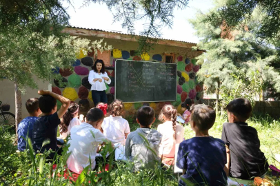Köy okulunda Avrupa esintisi: Dersleri bahçeye taşıdılar

