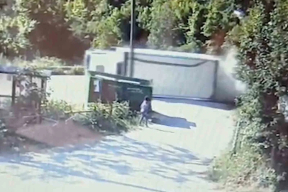 Devrilen kamyonun altında kalmaktan saniyelerle kurtuldu: O anlar kamerada
