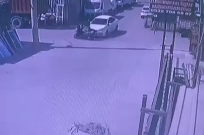 Otomobille motosikletin çarpıştığı kaza anı kameraya yansıdı: 1 yaralı

