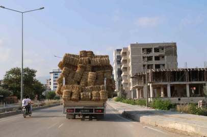 Aşırı saman yüklü pikabın trafikteki tehlikeli yolcuğu
