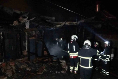 Alevlere teslim olan ahşap ev kullanılamaz hale geldi
