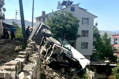 Çemişgezek’te iş makinesi devrildi
