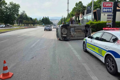 Kaldırıma çarpan araç takla attı: 2 yaralı
