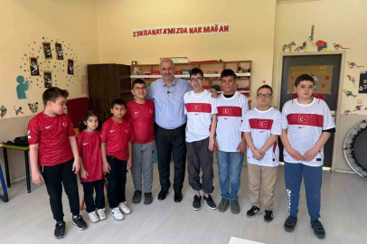 Başkan Yıldız sözünü tuttu öğrencilere milli forma hediye etti
