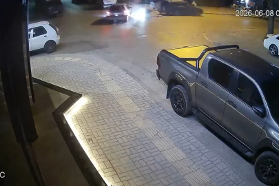 Otomobille çarpışan motosiklettekiler, metrelerce uçup park halindeki aracın bagajına çarptı

