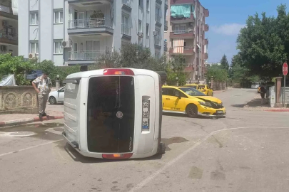 Taksi ile çarpışan hafif ticari araç yan yattı: Sürücünün burnu bile kanamadı
