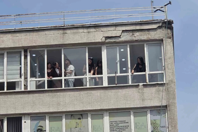 8 katlı iş hanından düşen sıva parçaları 2 kişiyi yaraladı

