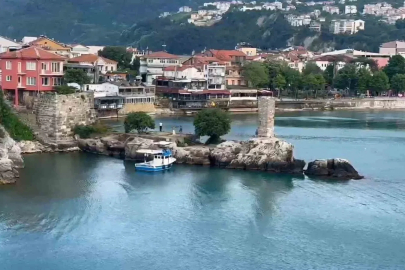 Tarihi yapıları sprey boyayla boyadılar
