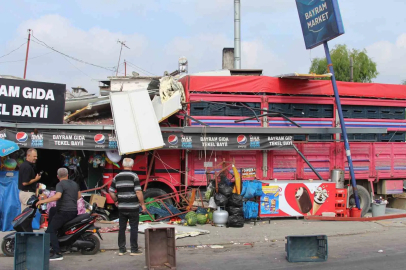 Kontrolden çıkan kamyon bakkala daldı: 1 yaralı
