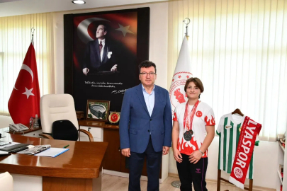 Bilek güreşinde dereceler elde eden Ayşe Büyükkaçar, ilçenin gururu oldu
