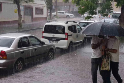Meteoroloji uyarmıştı: Kars’ı dolu vurdu, Sanayi Bölgesi beyaza büründü
