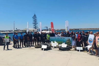 Enez’de kurbağa adamlar deniz dibindeki atıkları temizledi
