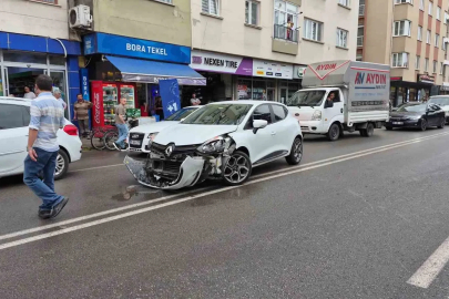Caddede U dönüşü yapmaya çalışan otomobil motosikletle çarpıştı: 2 yaralı
