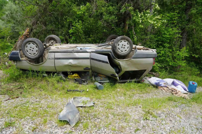 Ağaca çarpan otomobil takla attı: 3 yaralı
