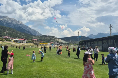 Öğrenciler uçurtma şenliğinde gökyüzünü renklendirdi
